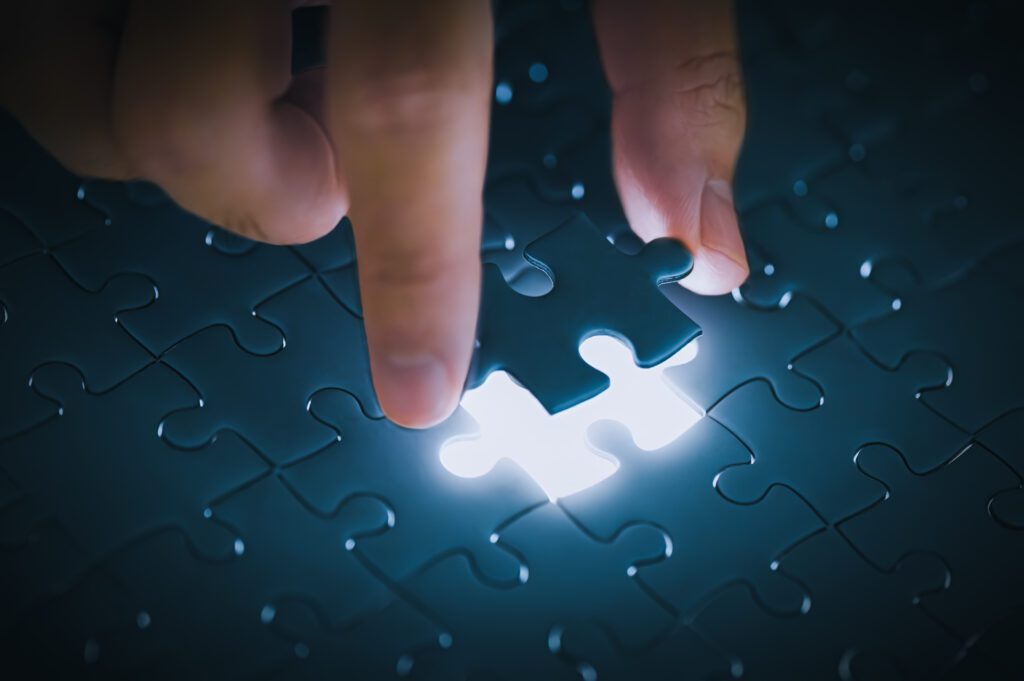 Incastro illuminato dell'ultimo pezzo del puzzle