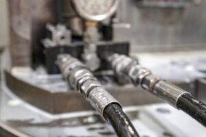 Parti di lavorazione di attrezzature idrauliche in metallo