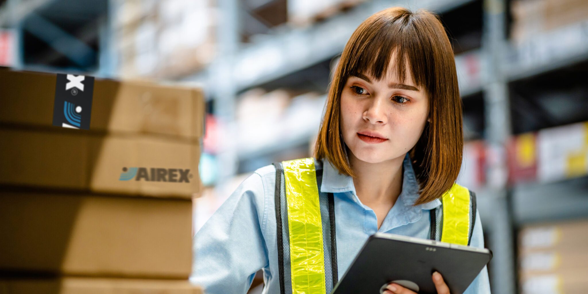 Donna in magazzino controlla i prodotti