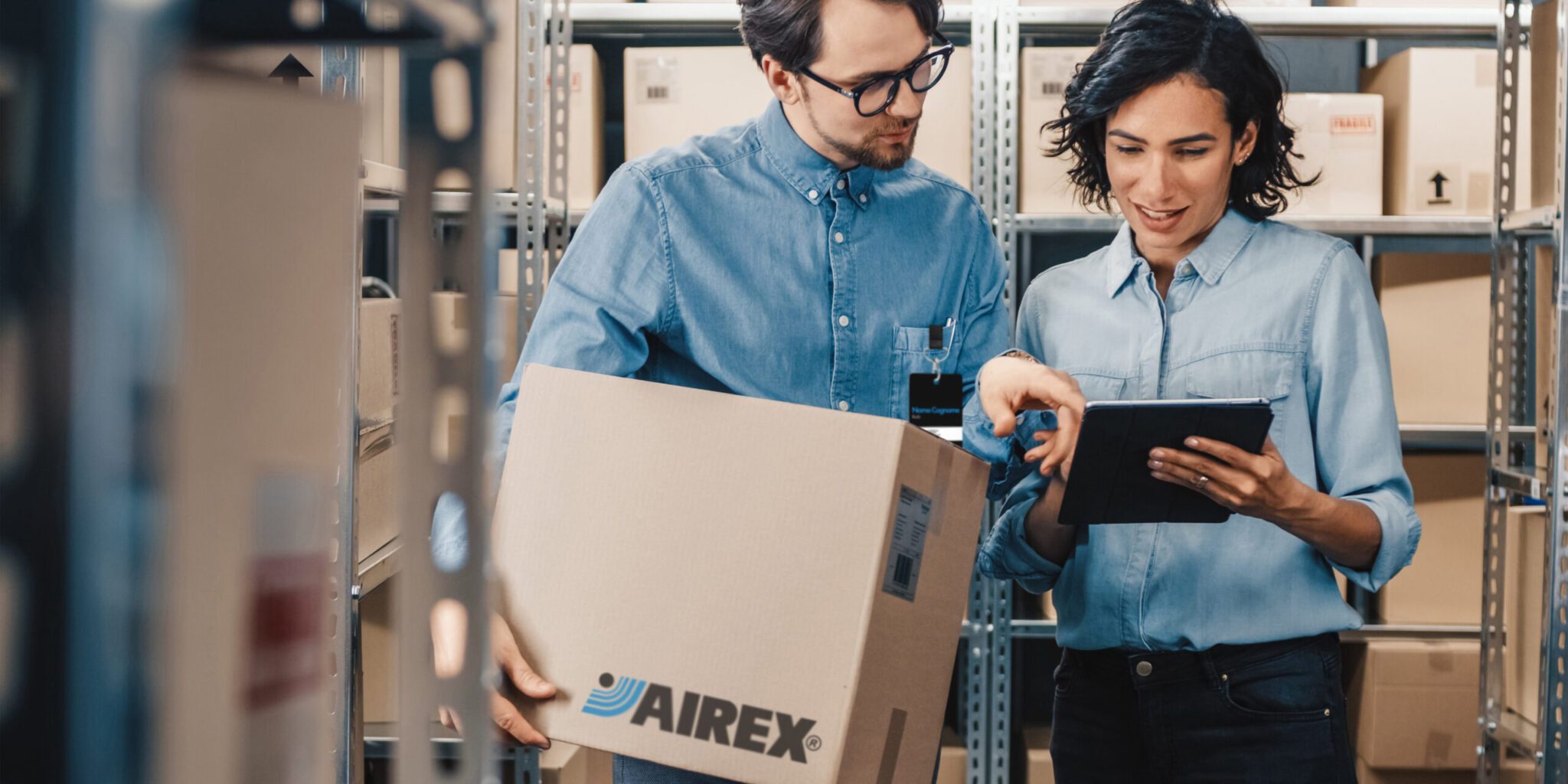 Due persone controllano i prodotti nel magazzino