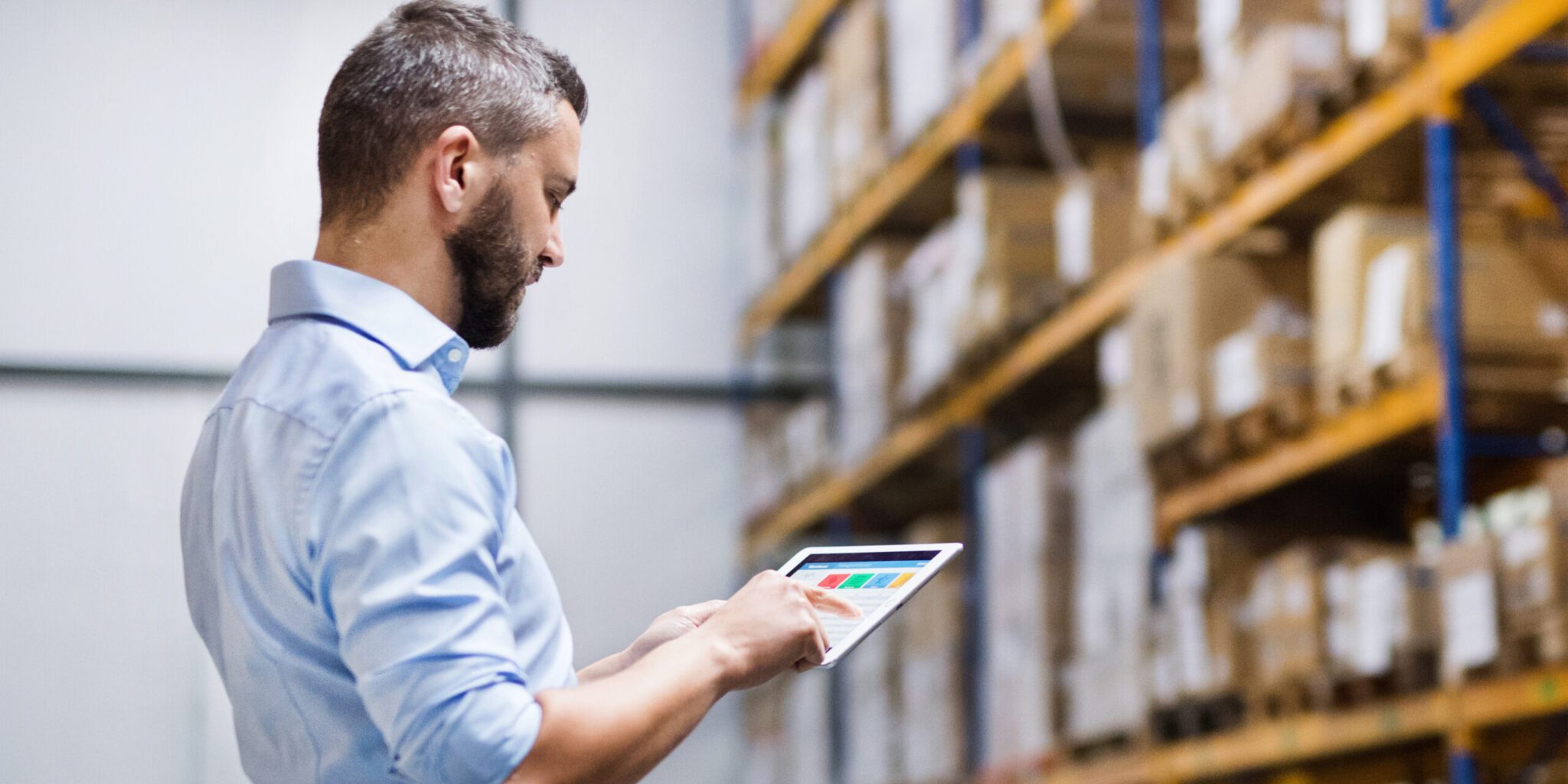 Uomo in magazzino controlla i prodotti