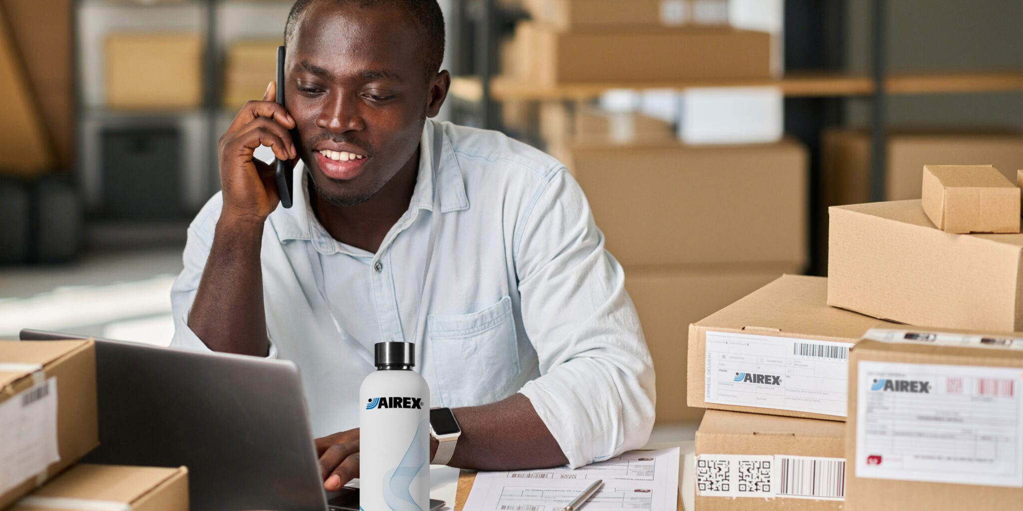Uomo è a telefono per fornire assistenza